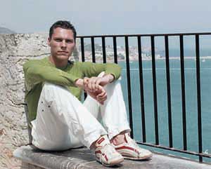 &copy; Provided by Black Hole